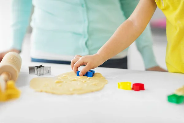 Madre e hija haciendo galletas en casa — Foto de Stock