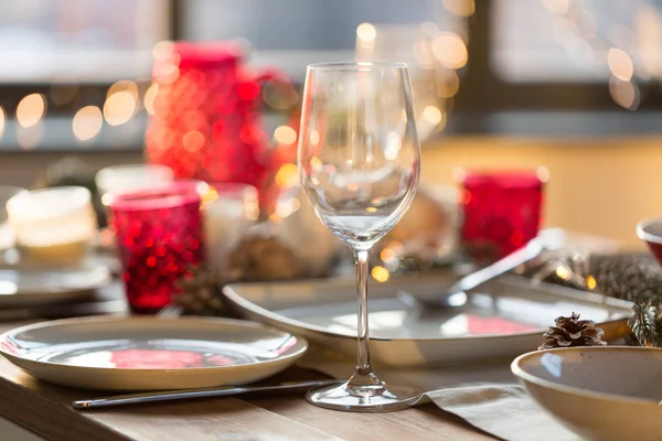 Apparecchiare la tavola per la cena di Natale a casa — Foto Stock