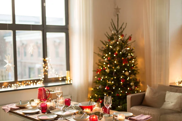 Navidad Vacaciones Concepto Comer Mesa Servida Para Cena Festiva Casa —  Fotos de Stock