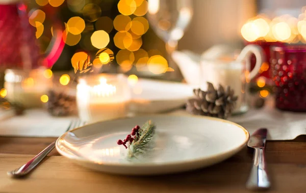 Стол накрыт на рождественский ужин дома — стоковое фото