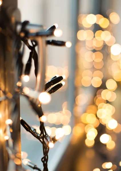 Primer plano de la guirnalda de Navidad en la ventana — Foto de Stock