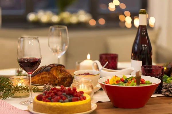 Comida y bebidas en la mesa de Navidad en casa — Foto de Stock