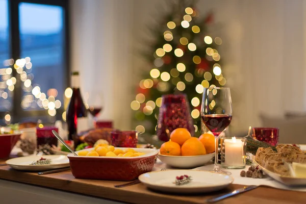 Alimentos e bebidas na mesa de Natal em casa — Fotografia de Stock