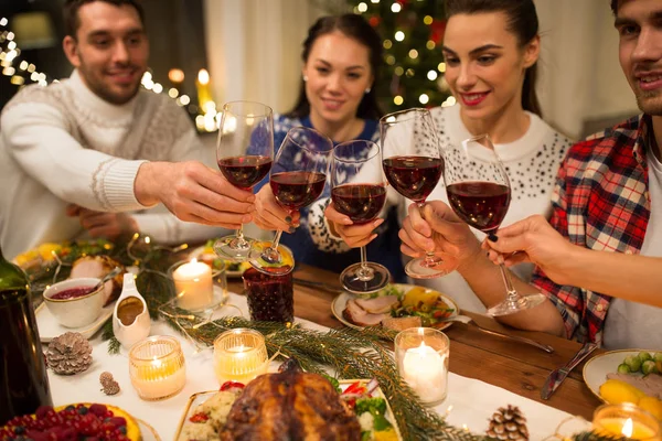 Primer plano de los amigos con el vino celebrar la Navidad —  Fotos de Stock