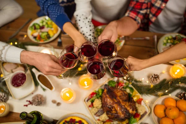 Nahaufnahme von Freunden mit Wein Weihnachten feiern — Stockfoto