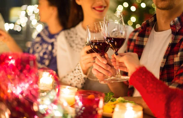 Primer plano de los amigos con el vino celebrar la Navidad —  Fotos de Stock