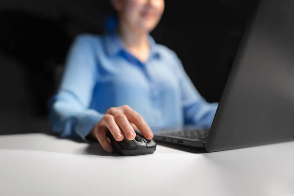 Close up of businesswoman using computer mouse — Stock Photo, Image