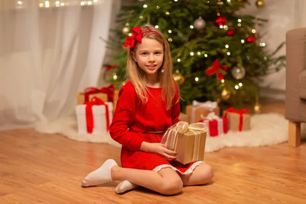 自宅のクリスマス プレゼントで笑顔の女の子 ロイヤリティフリーのストック写真