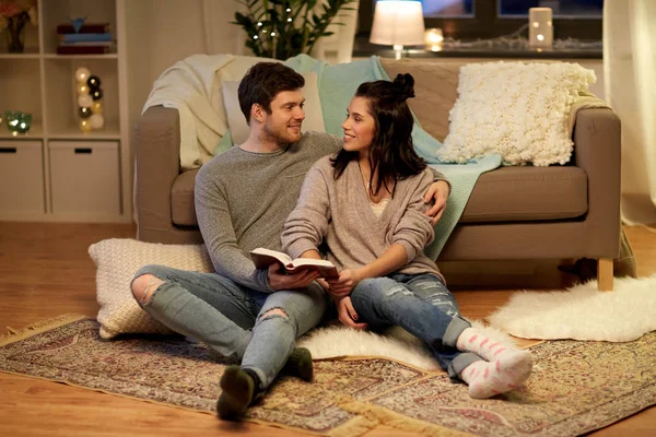 幸せな夫婦は家で本を読んで — ストック写真