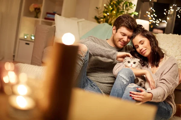 Happy couple with cat at home — Stock Photo, Image