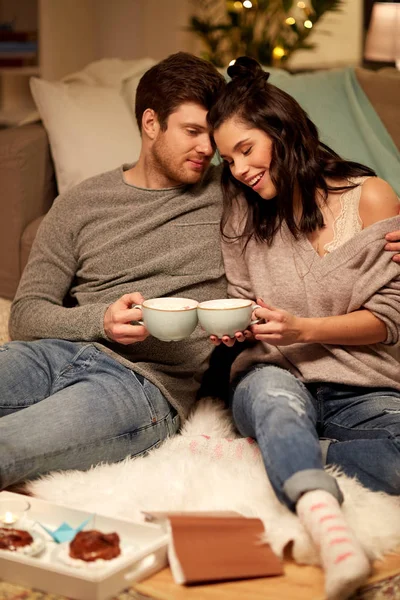 Feliz pareja bebiendo cacao en casa —  Fotos de Stock