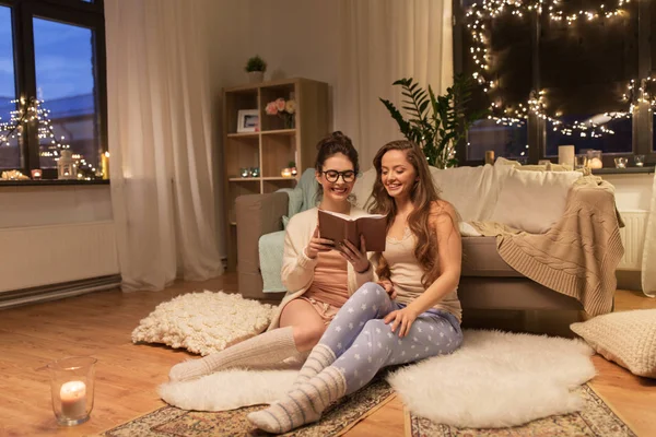 Boldog nő meg olvasó könyv otthon — Stock Fotó