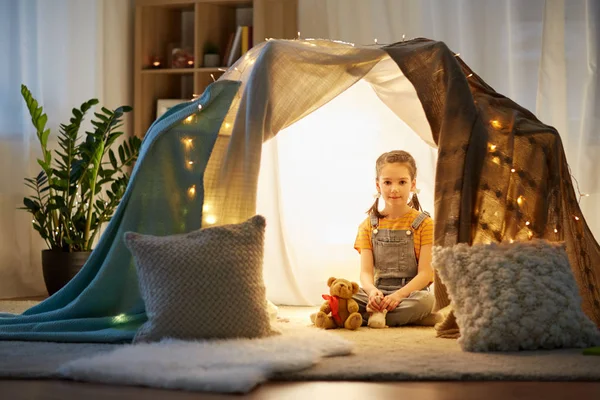 Kleines Mädchen mit Spielzeug im Kinderzelt zu Hause — Stockfoto