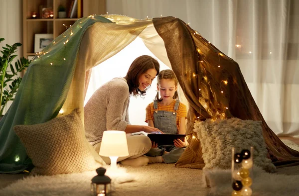 Famiglia con tablet pc in tenda per bambini a casa — Foto Stock