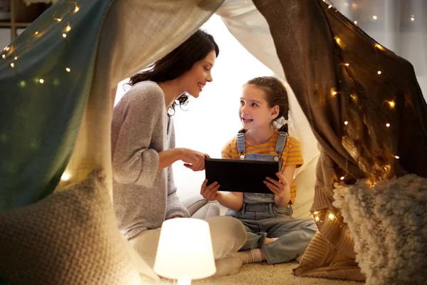Famiglia con tablet pc in tenda per bambini a casa — Foto Stock