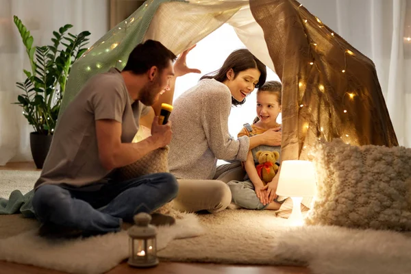 Father telling scary stories to his daughter — Stock Photo, Image