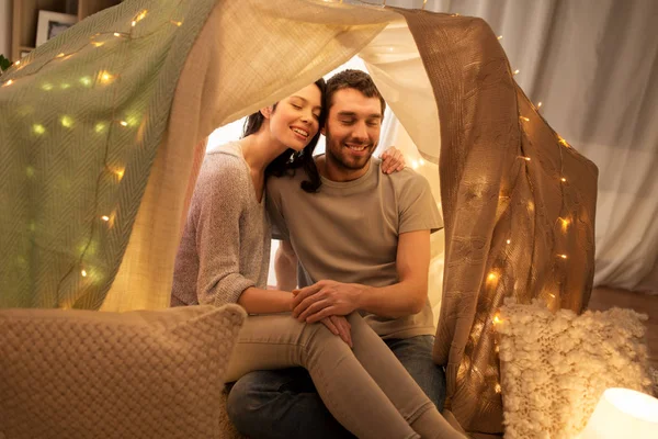 Boldog pár gyerek sátor otthon — Stock Fotó
