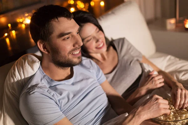 Paar mit Popcorn schaut nachts zu Hause fern — Stockfoto