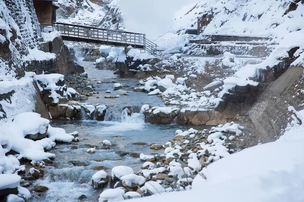 Pont sur la rivière en hiver, Japon — Photo