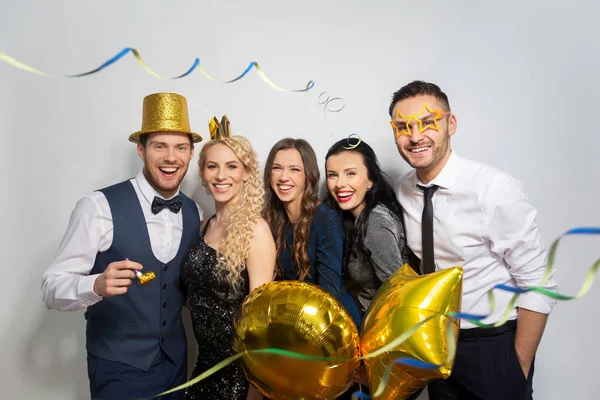 Amigos con accesorios de fiesta y confeti riendo — Foto de Stock