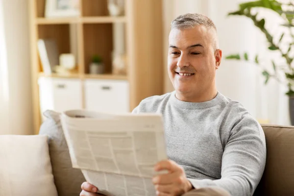 Ο άνθρωπος διαβάζει εφημερίδα στο σπίτι — Φωτογραφία Αρχείου