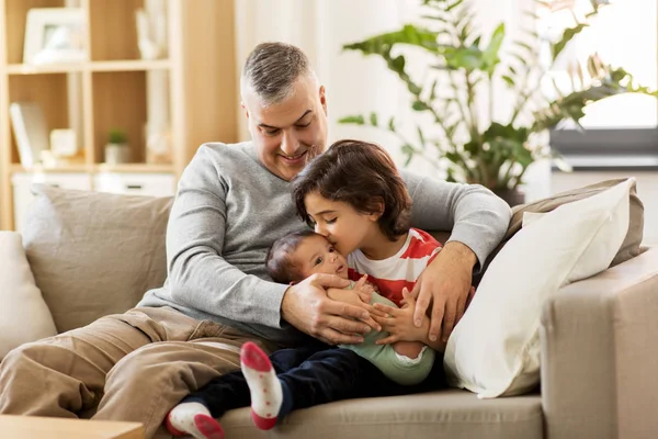 Padre feliz con preadolescente e hijo bebé en casa — Foto de Stock