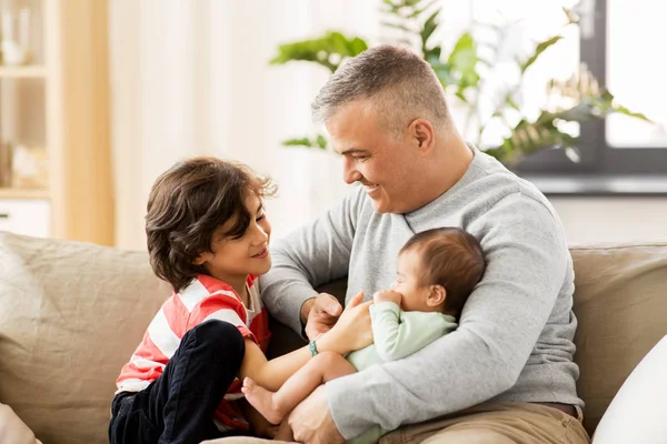 Padre felice con preadolescente e figlio bambino a casa — Foto Stock