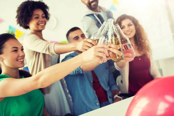 Счастливая команда с напитками празднует на офисной вечеринке — стоковое фото