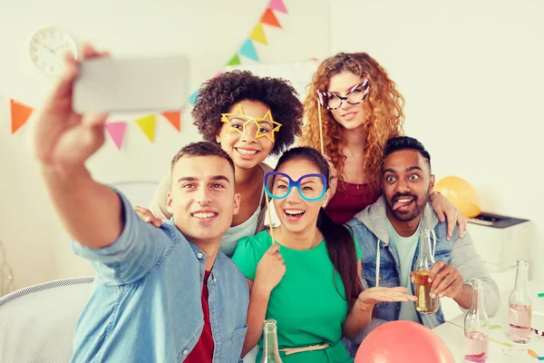 Heureux équipe prendre selfie à la fête de bureau — Photo