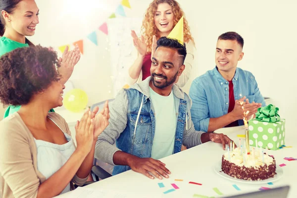 Büro-Team begrüßt Kollegin bei Geburtstagsfeier — Stockfoto