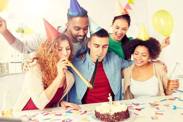 Corporate team één jaar verjaardag vieren — Stockfoto