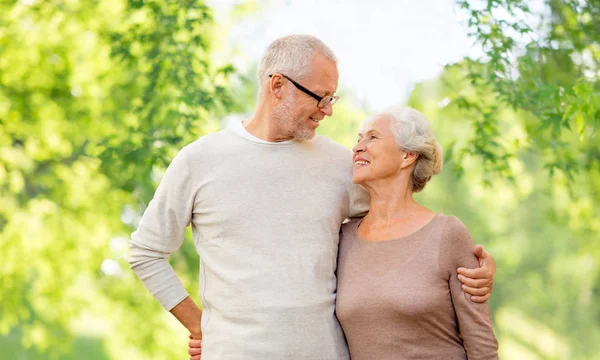 Seniorpaar umarmt sich über natürlichen Hintergrund — Stockfoto