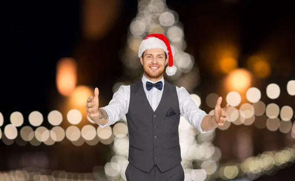 Santa şapka bir şey hayali tutarak mutlu adam — Stok fotoğraf