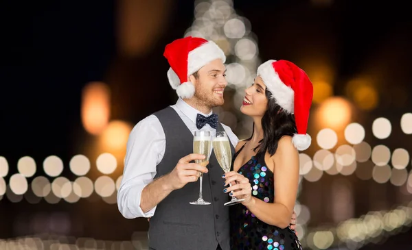 Casal com taças de champanhe na festa de Natal — Fotografia de Stock