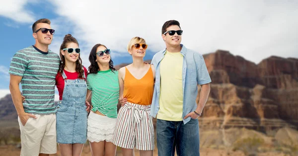 Friends in sunglasses over grand canyon — Stock Photo, Image