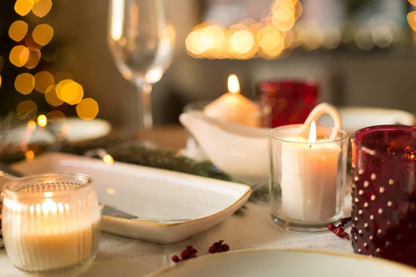 Table servie pour le dîner de Noël à la maison — Photo