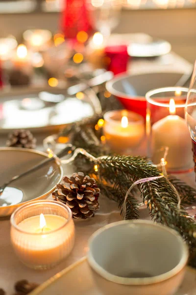 Mesa servida y decorada para la cena de Navidad —  Fotos de Stock