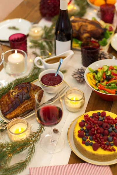Jídlo a pití na vánočním stolku doma — Stock fotografie