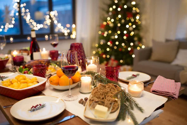 Alimentos e bebidas na mesa de Natal em casa — Fotografia de Stock