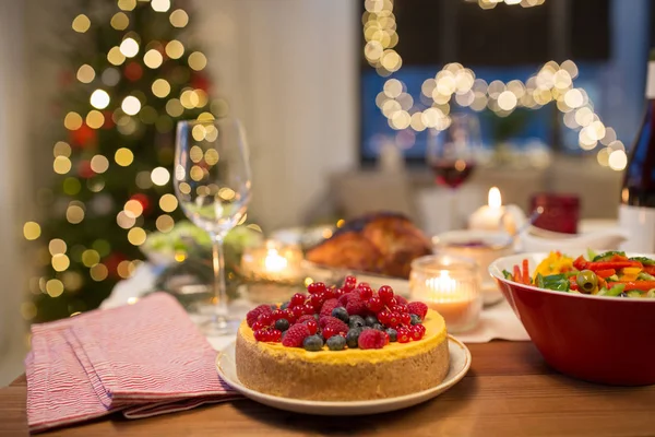 Pastel y otros alimentos en la mesa de Navidad en casa — Foto de Stock