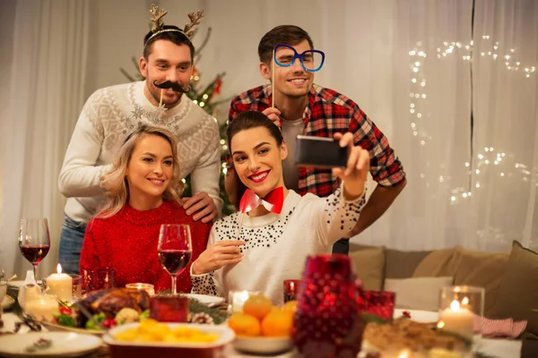 Vänner som tar selfie vid jul middag — Stockfoto