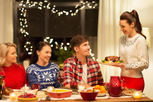 Semester Och Fest Koncept Glada Vänner Att Julbord Hemma — Stockfoto