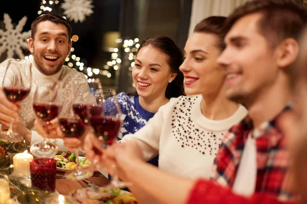 Vrienden die Kerstmis vieren en wijn drinken — Stockfoto