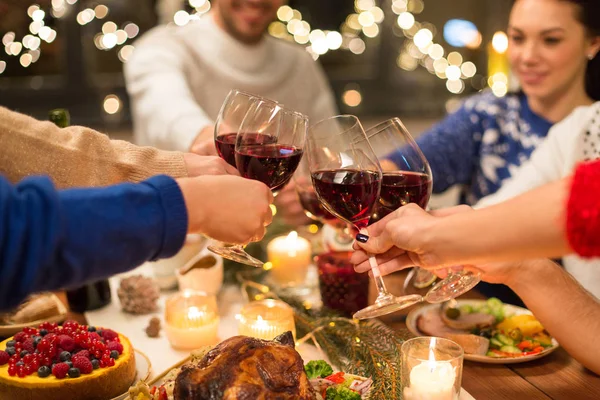 Close-up de amigos com vinho celebrar o Natal — Fotografia de Stock