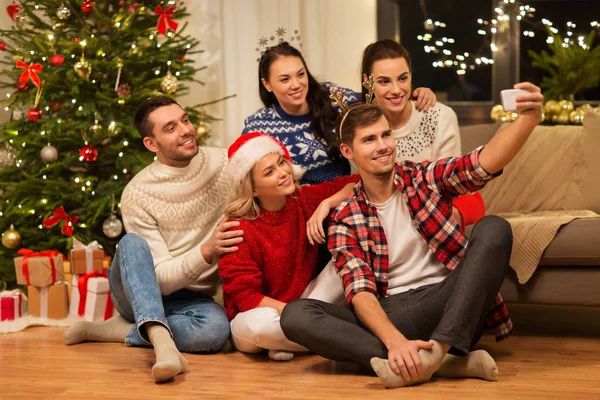 Vrienden vieren kerst en selfie nemen — Stockfoto