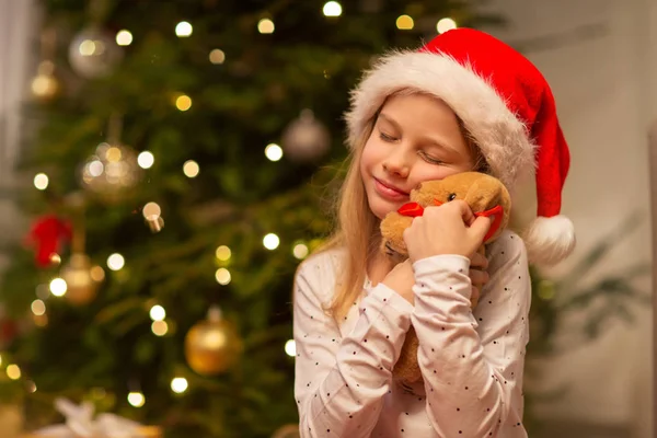 Noel Baba şapkalı gülümseyen kız. — Stok fotoğraf