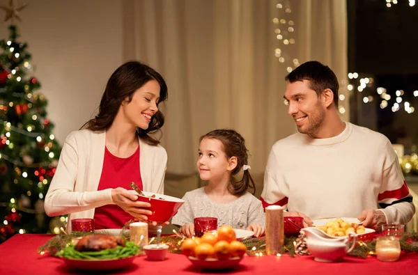 幸せな家族が家でクリスマスディナーを — ストック写真