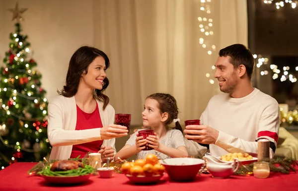 Mutlu bir aile evde Noel yemeği yiyor. — Stok fotoğraf