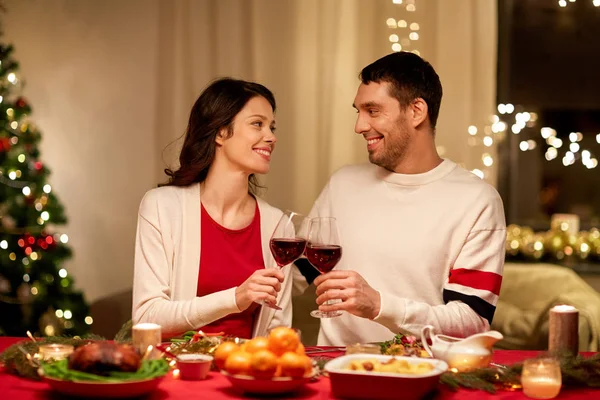 Feliz casal beber vinho tinto no jantar de Natal — Fotografia de Stock