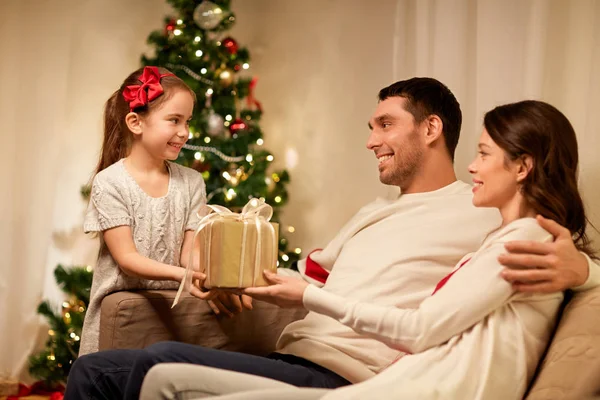 Mutlu bir aile ve evde Noel hediyesi. — Stok fotoğraf